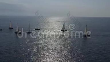 从帆船参赛者的队伍出发，是一场在克罗地亚举行的帆船比赛，反映了帆船的风采